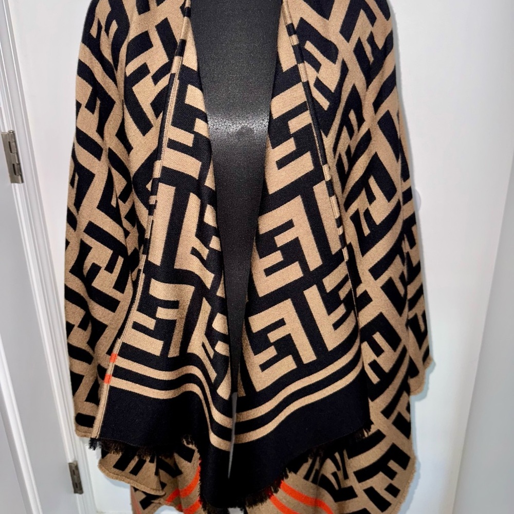 FF Poncho
Wool & Cashmere Poncho
Embellished with FF motif in shades of brown